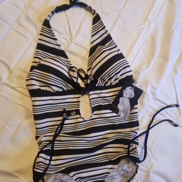 Marilyn Monroe Bathing Suite. - Picture 1 of 2